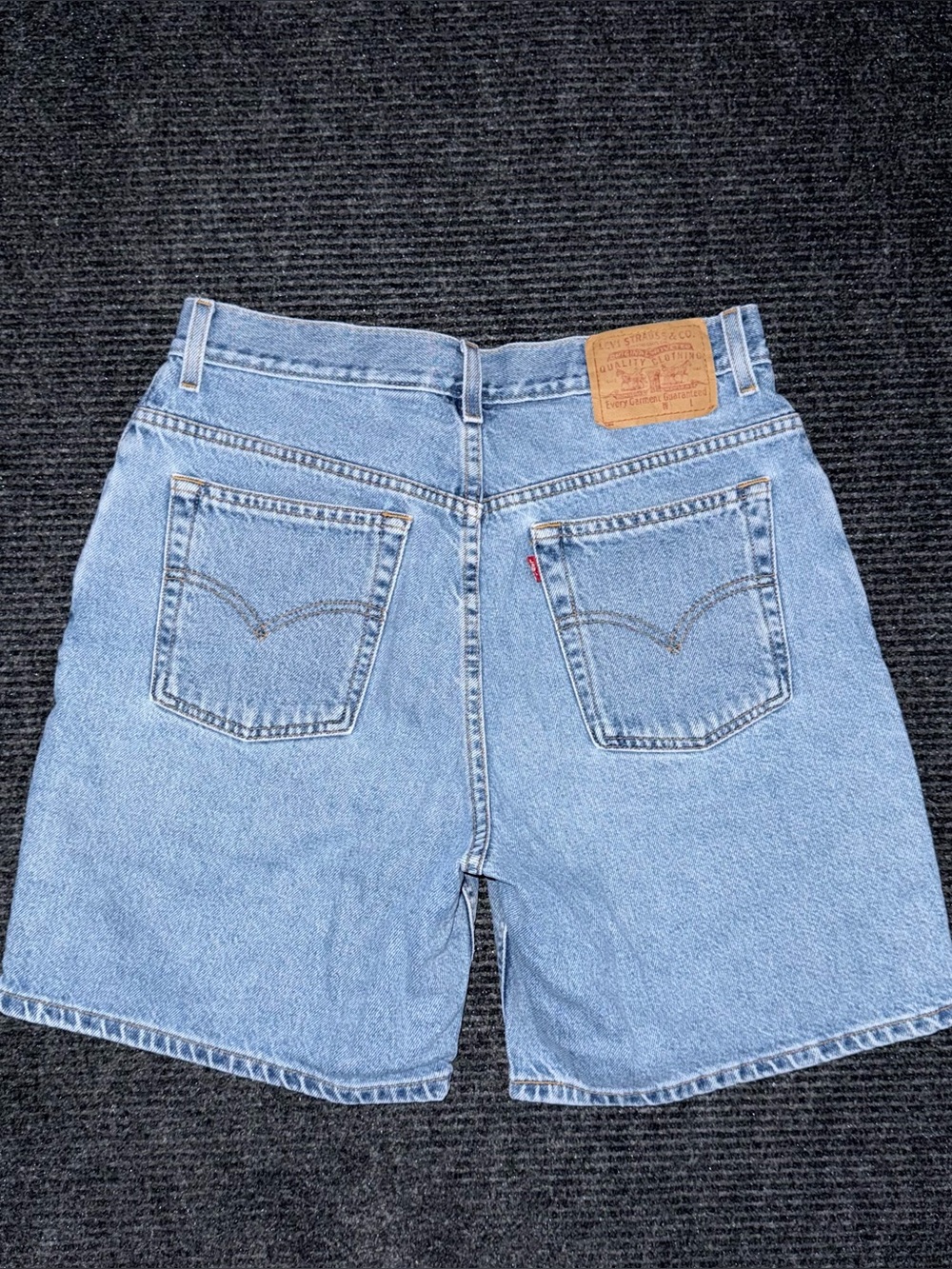 Vintage 90s Levi’s Relaxed Fit Mid Thigh Denim Shorts Women’s 12 / 30 Jorts